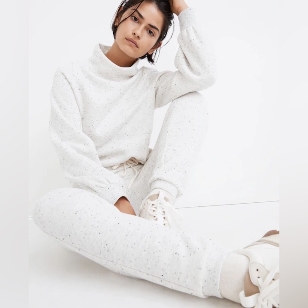 Cozy Women's Speckled Turtleneck Sweatshirt - White